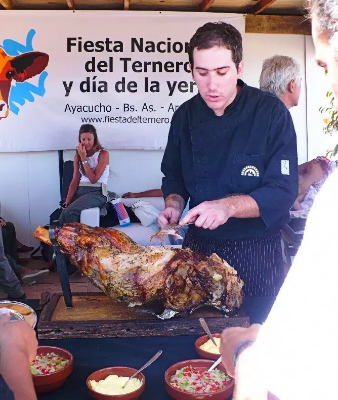 Ezequiel (chef) preparando pernil tradicional