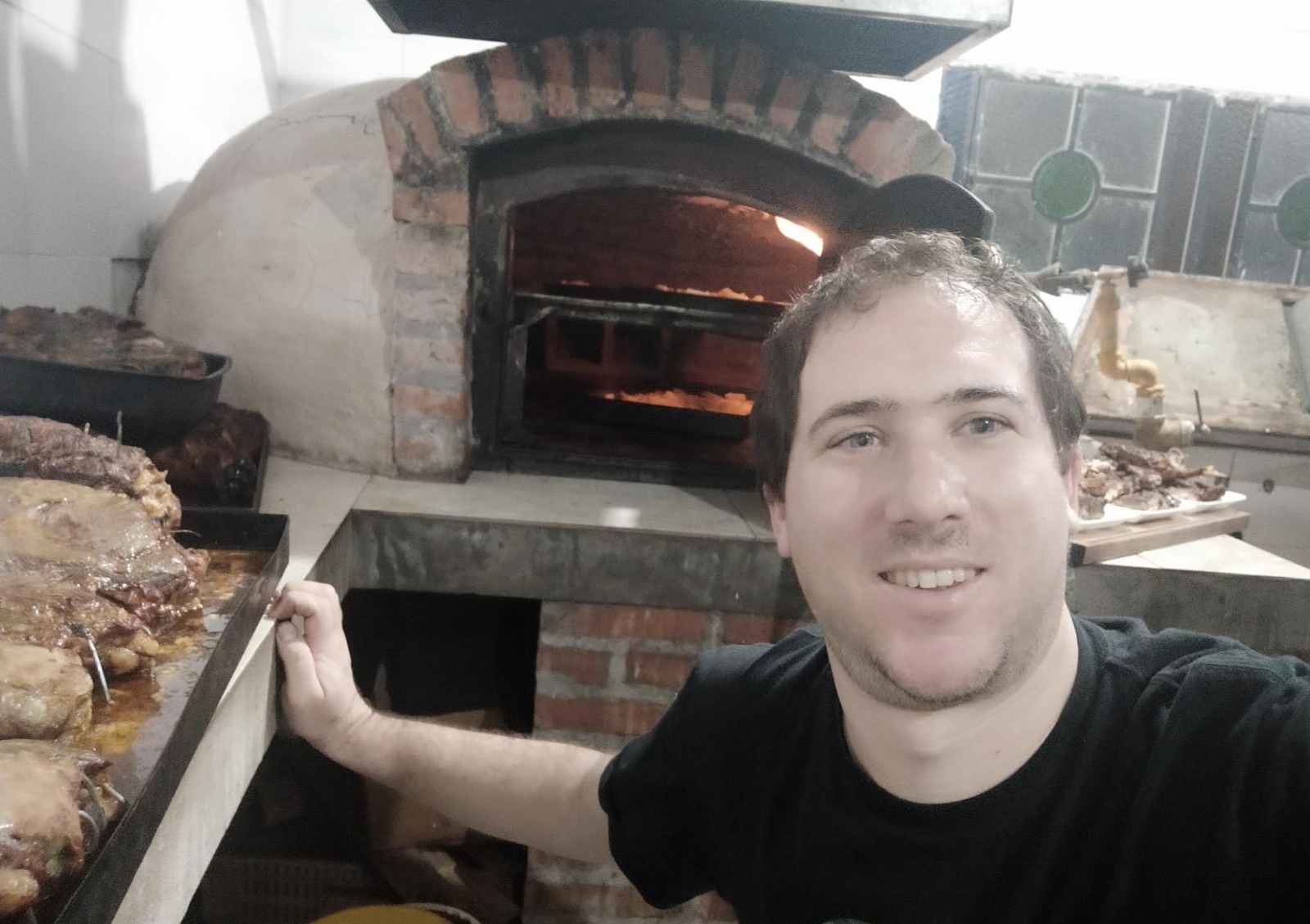 Ezequiel (chef) preparando pernil tradicional